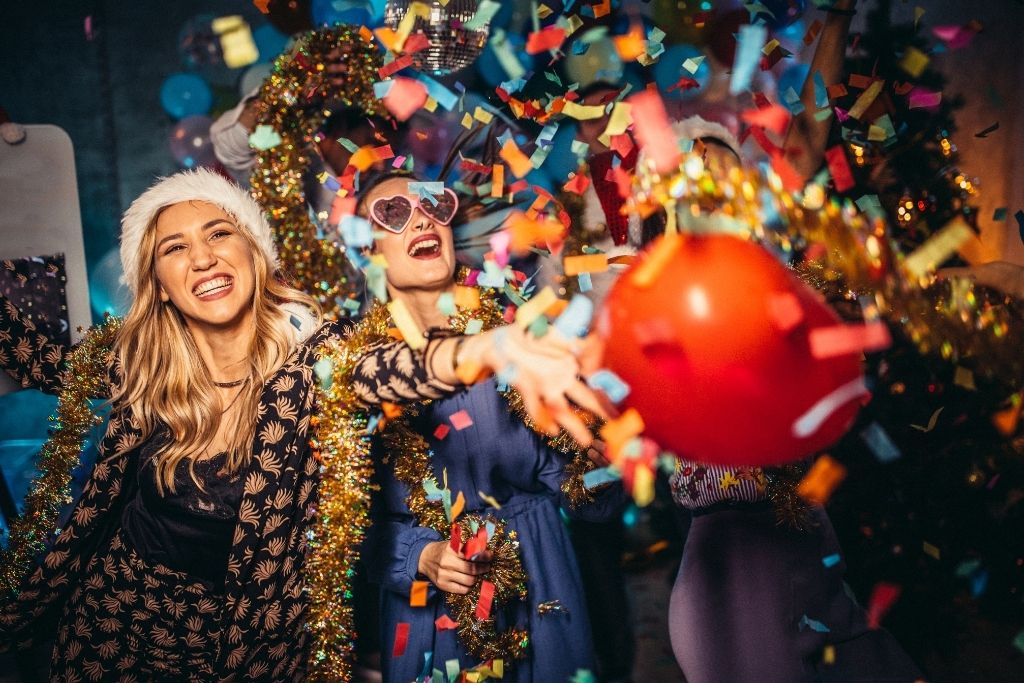 Winogrona, walizki i rozbite talerze – Sylwestrowe zwyczaje, które zaskoczą nawet najbardziej imprezowego globtrotera